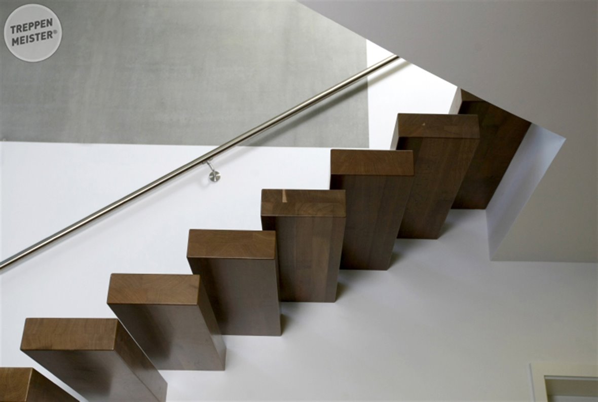 Freitragende Massivholztreppe mit Kragstufen aus Massivholz in einem hellen Wohnraum
