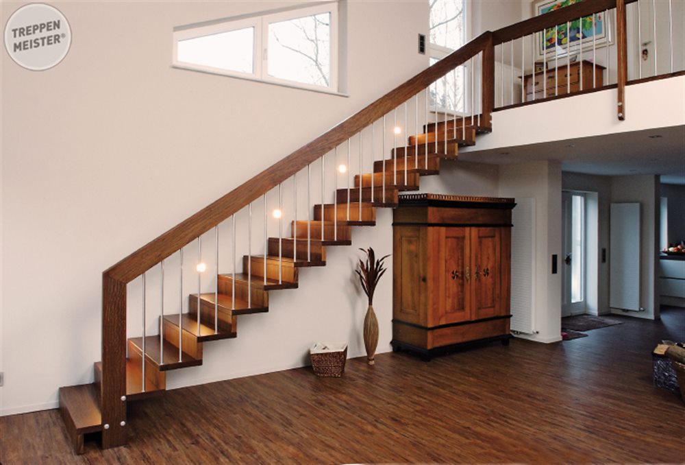 Gewinkelte Holztreppe mit Podest in lichtdurchflutetem Raum